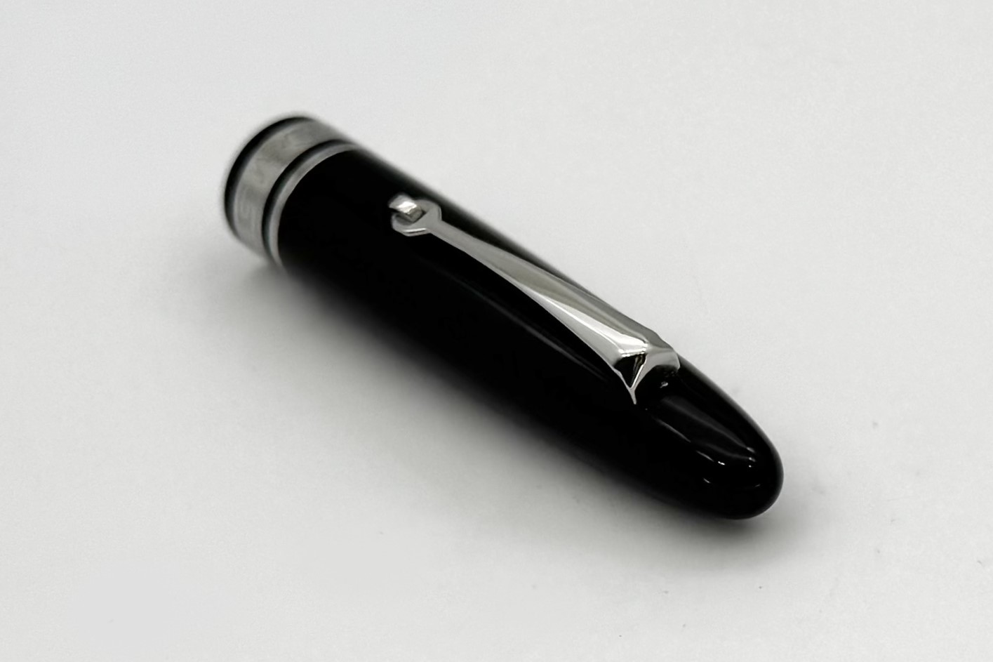 OmasOgivaNeraFPwithSilverT_F